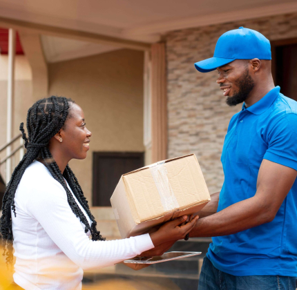 close-up-delivery-person-giving-parcel-client (1)